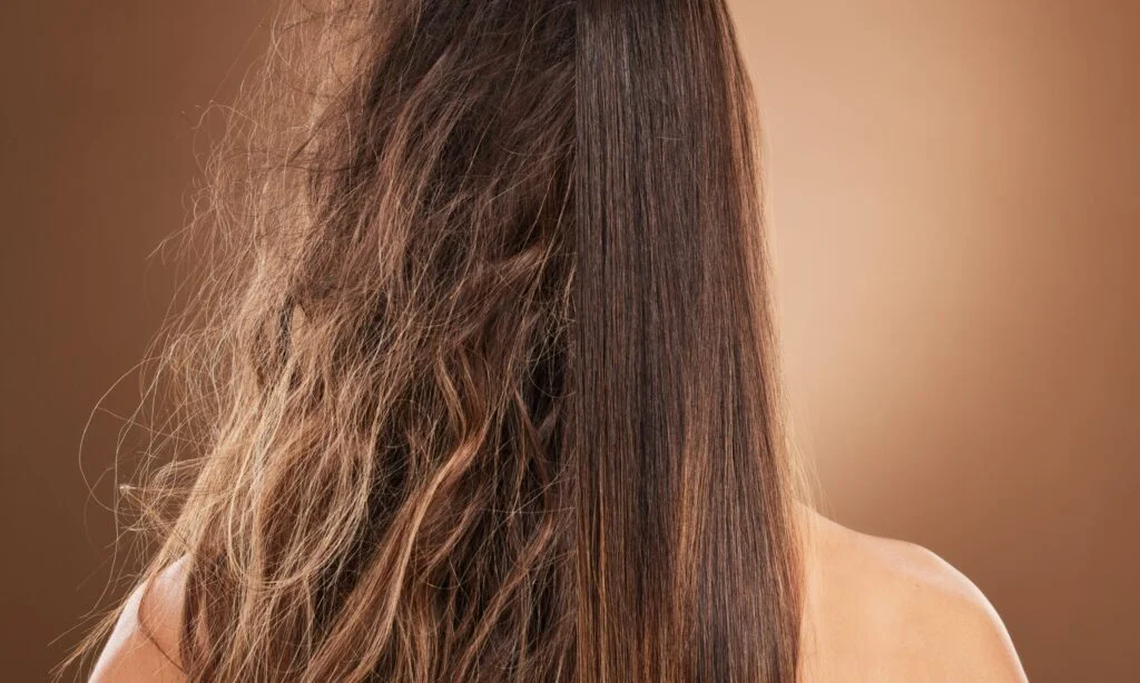 Wie man Frizz im Haar reduzieren kann: Tipps und Tricks